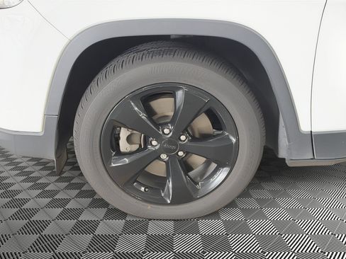 Used 2021 Jeep Cherokee Latitude Plus FWD image 12