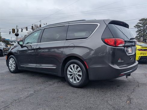 Used 2018 Chrysler Pacifica Touring-L image 3