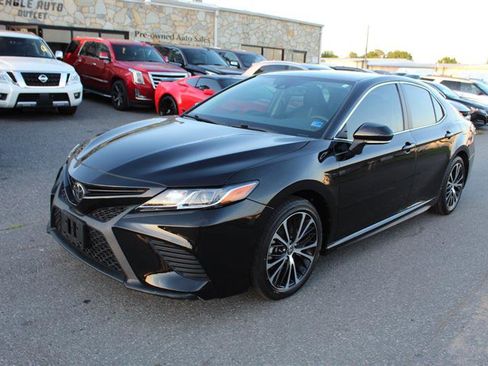Used 2020 Toyota Camry SE w/ Convenience Package FWD image 3