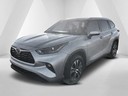Used 2023 Toyota Highlander XLE FWD image 3