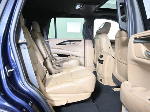 Used 2018 Cadillac Escalade Platinum AWD/4WD image 16