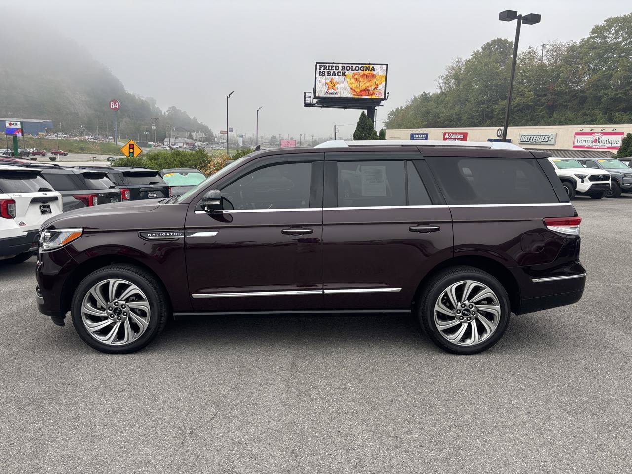 Used 2023 Lincoln Navigator Reserve AWD/4WD image 2