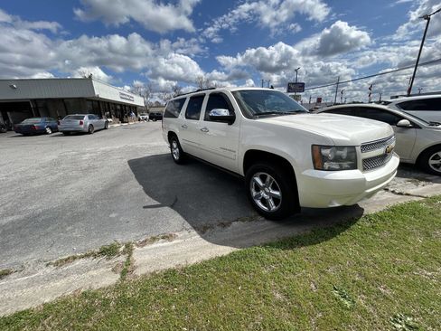 Used 2014 Chevrolet Suburban LTZ image 6