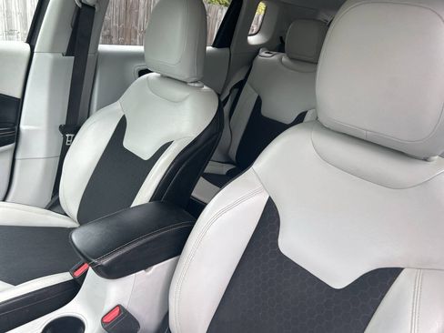 Used 2019 Jeep Compass Latitude w/ Cold Weather Group FWD image 11
