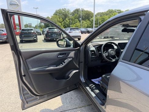 Used 2023 Nissan Rogue SV AWD/4WD image 12