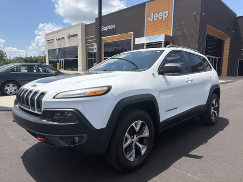 Used 2016 Jeep Cherokee Trailhawk w/ Comfort/Convenience Group AWD/4WD image 1