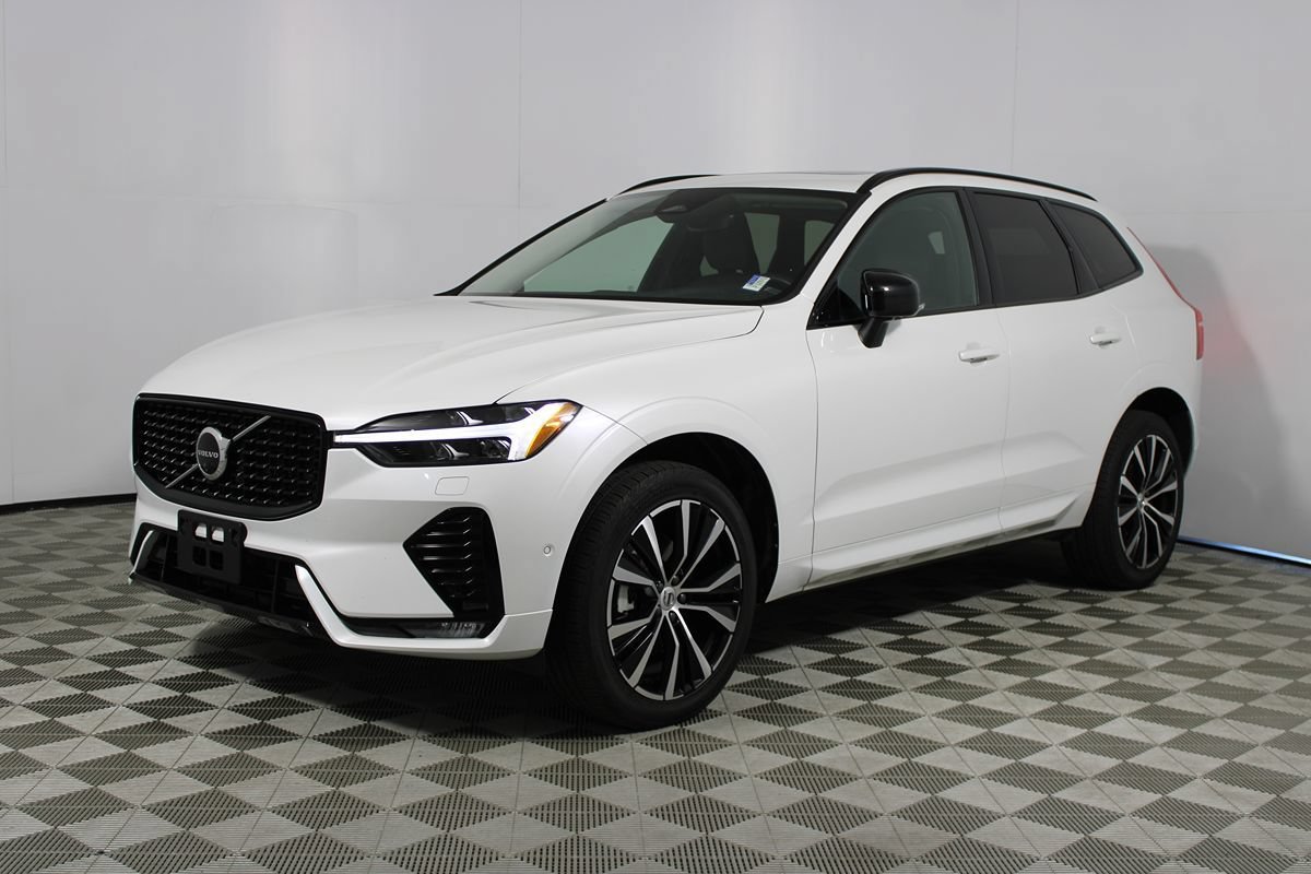 Used 2023 Volvo XC60 B5 Plus w/ Climate Package FWD image 3