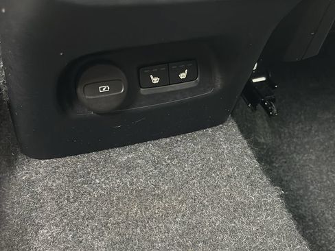 Certified 2025 Volvo XC40 B5 Plus AWD/4WD image 9