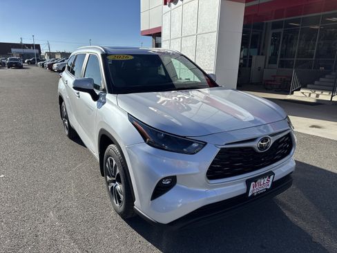 Used 2026 Toyota Highlander XLE image 1