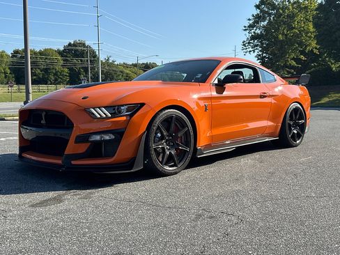 Used 2021 Ford Mustang Shelby GT500 w/ Carbon Fiber Track Pack RWD image 1