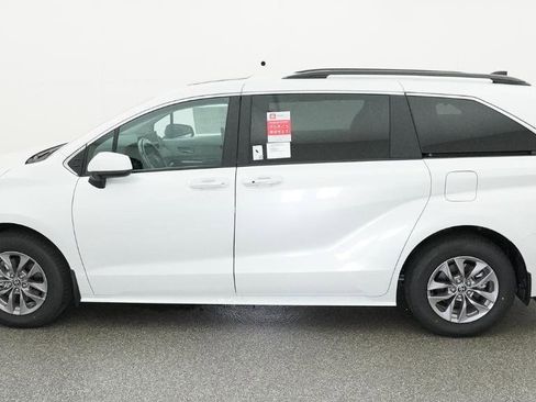 New 2026 Toyota Sienna XLE image 14