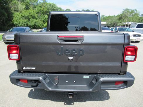 Used 2024 Jeep Gladiator Sport AWD/4WD image 7