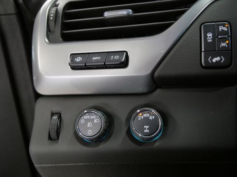 Used 2018 Chevrolet Suburban Premier image 25