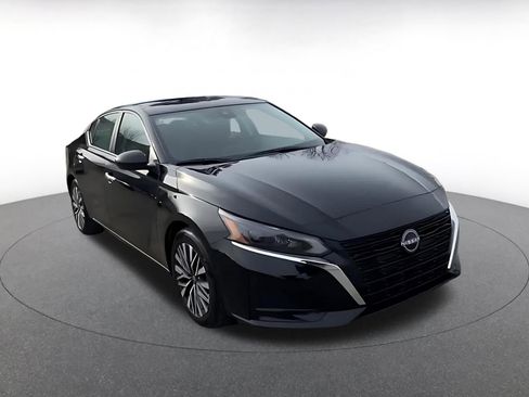 Used 2025 Nissan Altima 2.5 SV image 3