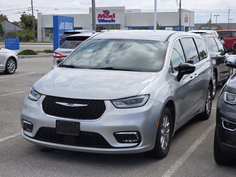 Used 2024 Chrysler Pacifica Touring-L FWD image 4