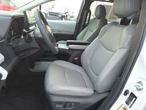 Used 2025 Toyota Sienna XLE image 10