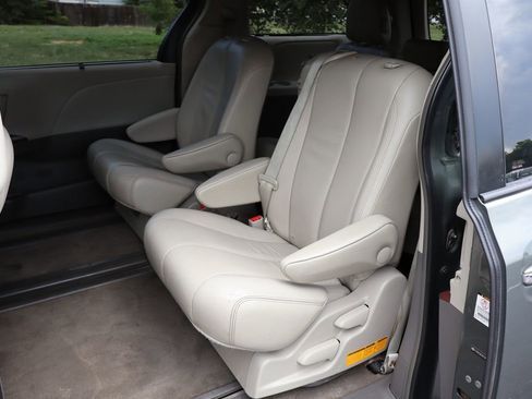 Used 2012 Toyota Sienna XLE image 20