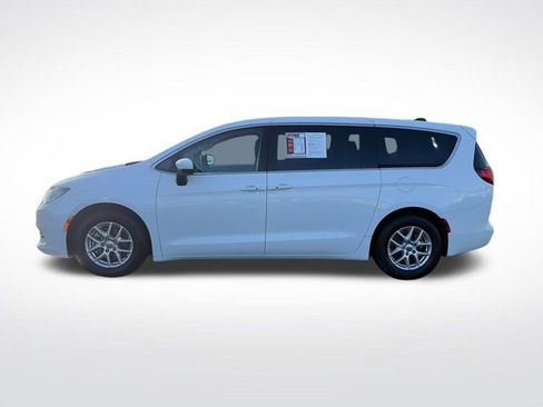 Used 2023 Chrysler Voyager LX FWD image 3