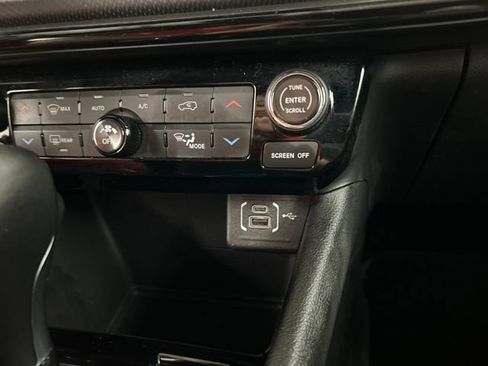 Used 2025 Jeep Compass Latitude w/ Convenience Group AWD/4WD image 18