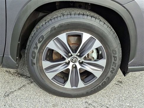 Certified 2024 Toyota Highlander XLE image 8