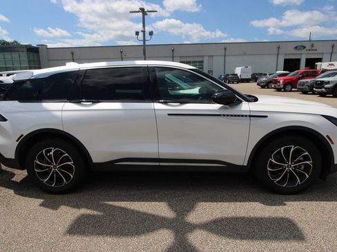 Used 2024 Lincoln Nautilus Premier AWD/4WD image 9
