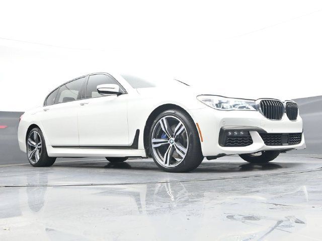Used 2019 BMW 750i xDrive w/ Executive Package AWD/4WD image 32