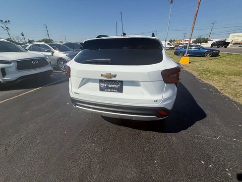 Used 2025 Chevrolet Trax LT w/ Sunroof Package image 4
