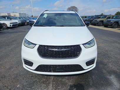 New 2026 Chrysler Pacifica Select w/ S Appearance Package
