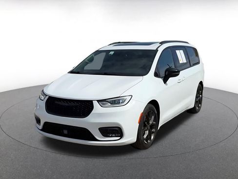 Used 2025 Chrysler Pacifica Limited image 5