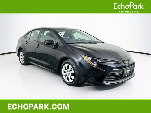 Used 2025 Toyota Corolla LE FWD image 1