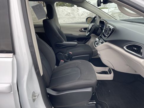 Used 2024 Chrysler Voyager LX image 24