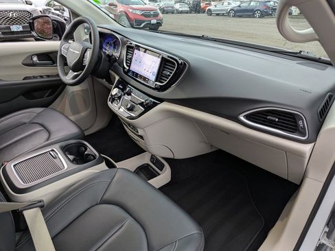 Used 2024 Chrysler Pacifica Touring-L image 38