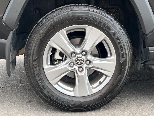 Used 2025 Toyota RAV4 XLE FWD image 11