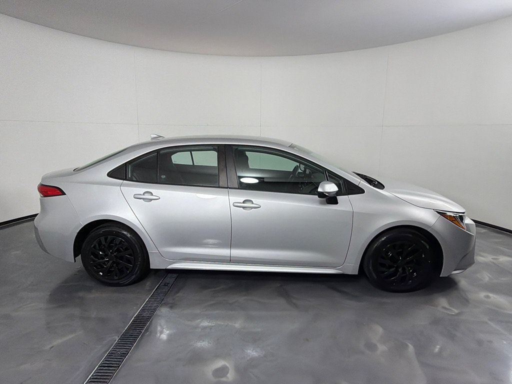 Used 2022 Toyota Corolla LE FWD image 4