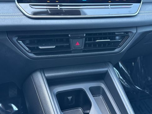 Used 2025 Volkswagen Tiguan SE AWD/4WD image 19