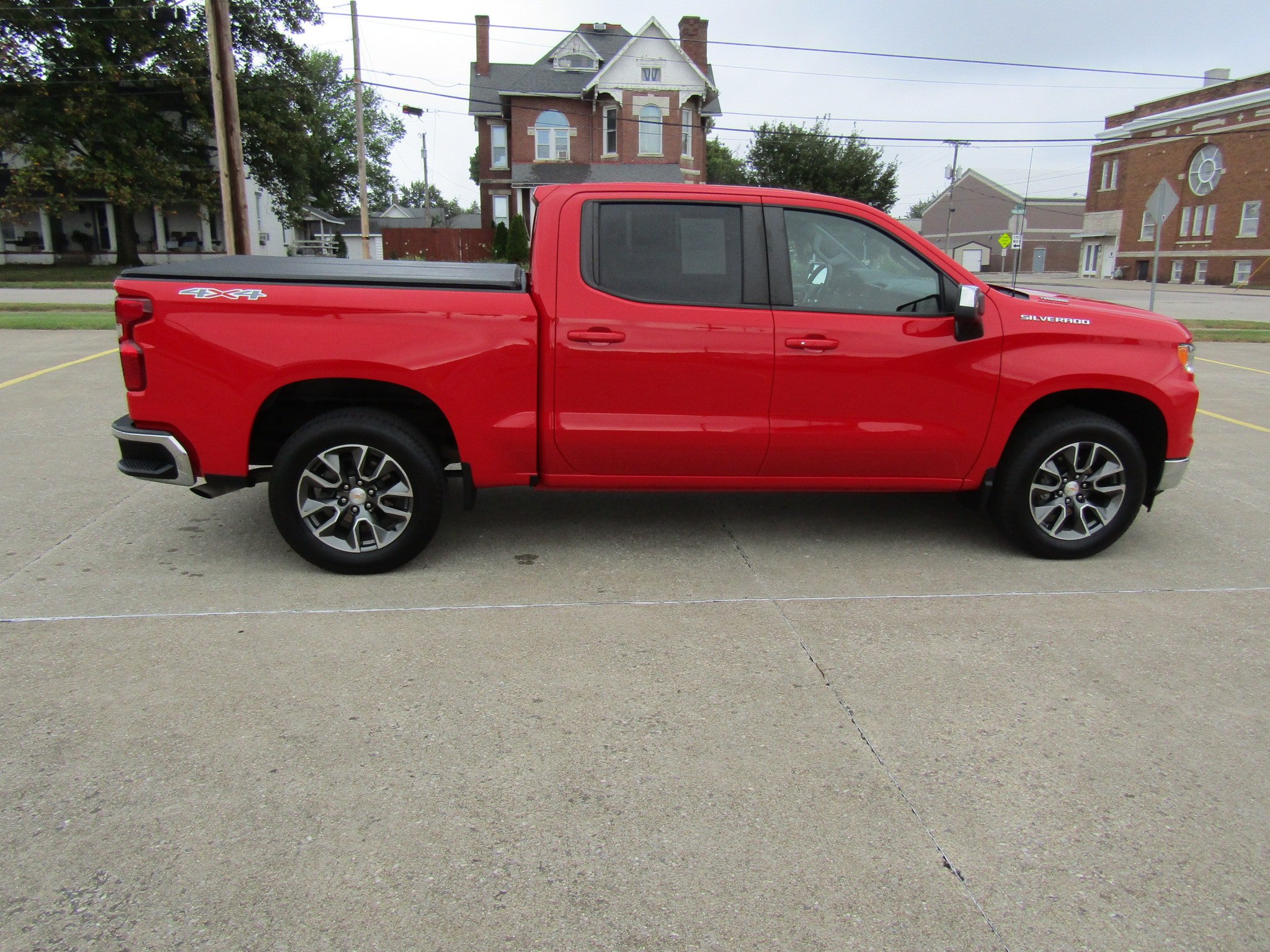 Used 2025 Chevrolet Silverado 1500 LT AWD/4WD image 2