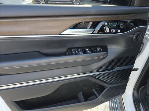 Used 2022 Jeep Grand Wagoneer Series II w/ Convenience Group III image 16