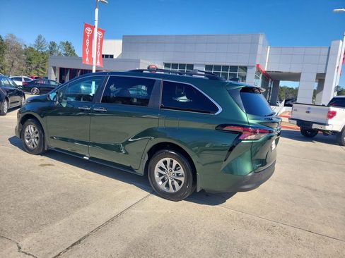 Used 2025 Toyota Sienna XLE image 3