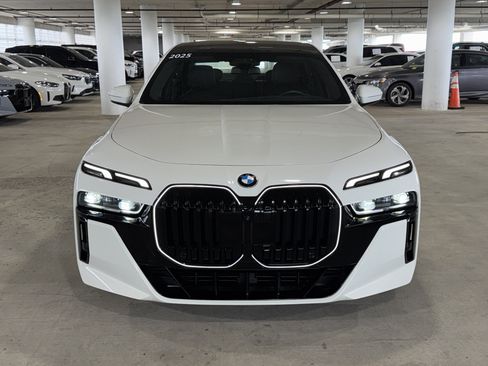 Used 2025 BMW 760i xDrive w/ Executive Package AWD/4WD image 3