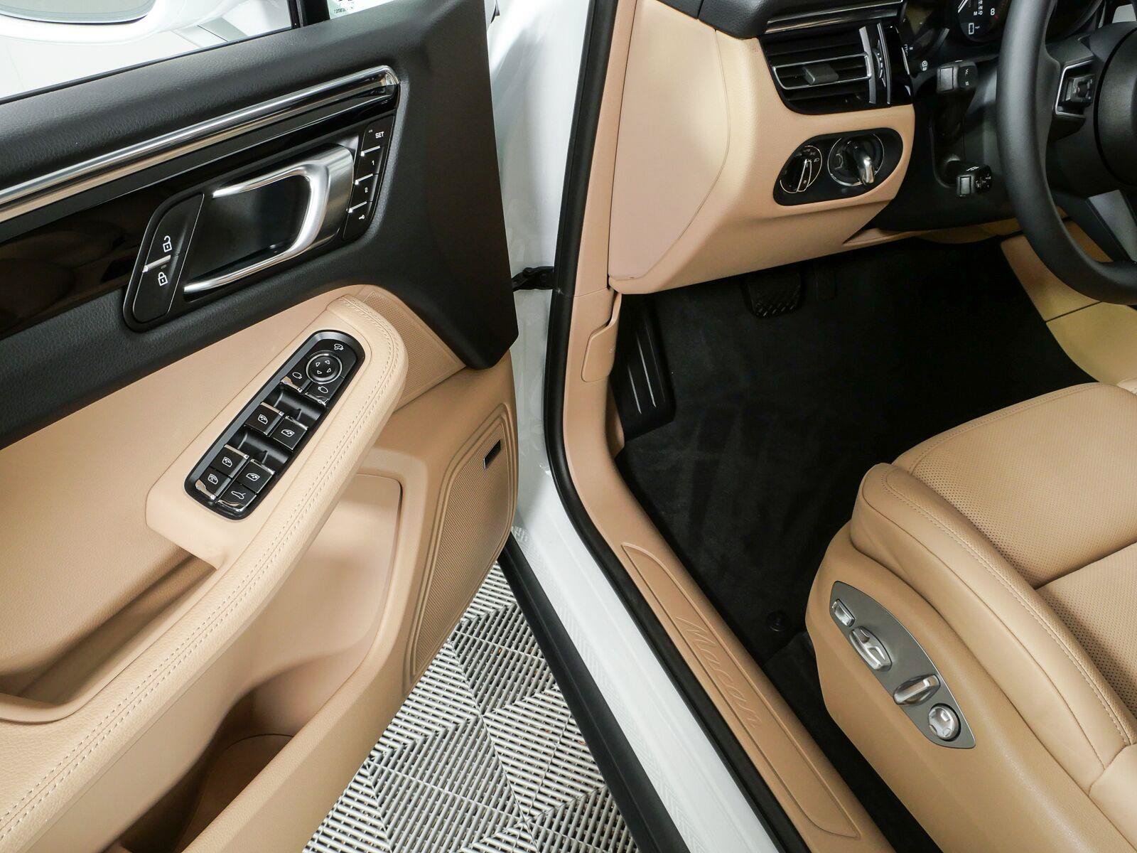 New 2026 Porsche Macan Turbo AWD/4WD image 8