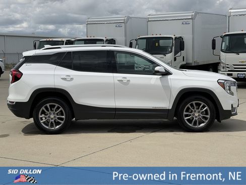 Used 2022 GMC Terrain SLT w/ Infotainment Package II AWD/4WD image 3