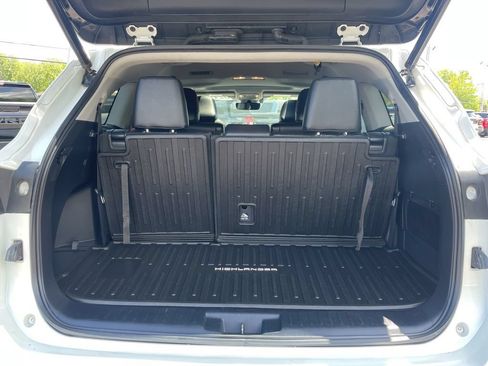 Used 2021 Toyota Highlander XLE AWD/4WD image 39