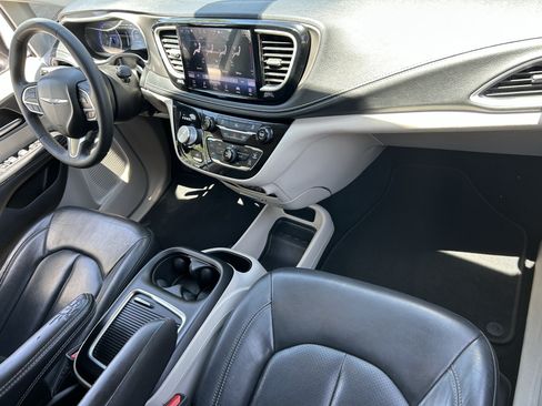 Used 2022 Chrysler Pacifica Touring-L FWD image 9