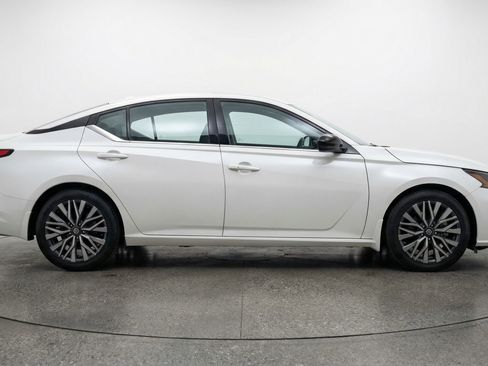 Used 2025 Nissan Altima 2.5 SV image 11
