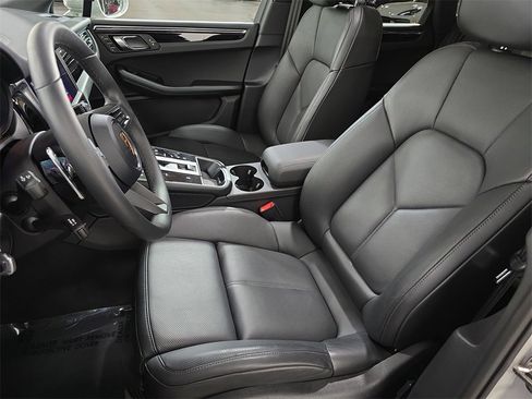 Used 2026 Porsche Macan image 5