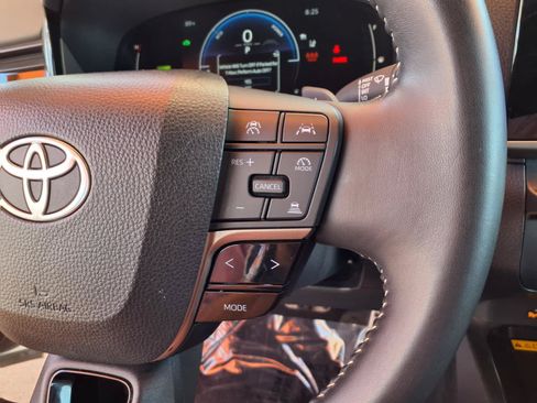 Used 2025 Toyota Camry SE FWD image 21