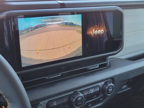 Used 2024 Jeep Wrangler Unlimited image 14