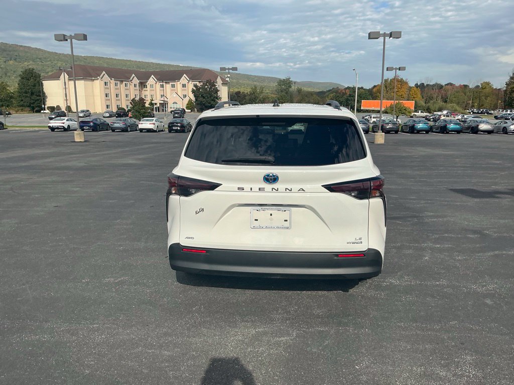 Used 2024 Toyota Sienna LE AWD/4WD image 8