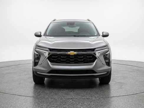 Used 2025 Chevrolet Trax LT w/ LT Convenience Package image 2