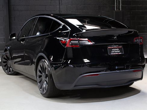 Used 2022 Tesla Model Y Performance AWD/4WD image 9